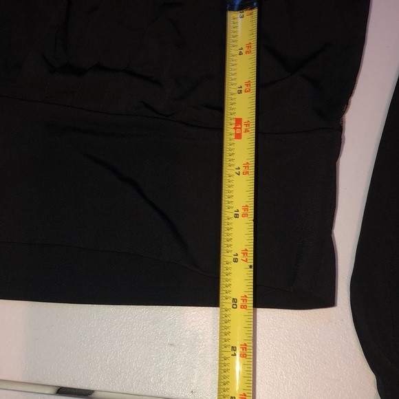 Venus size XL  black long sleeve slightly cropped banded V-neck Lace back - Picture 10 of 13